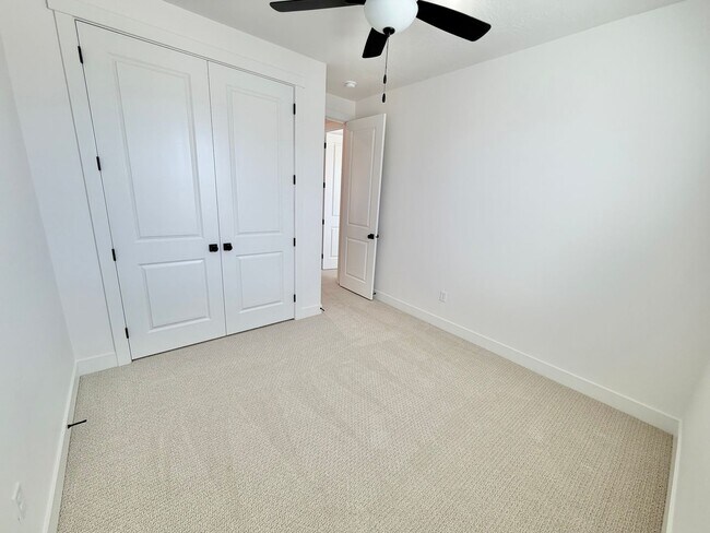 Building Photo - Desert Color 4 Bed Home!