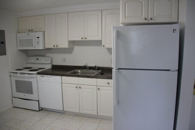 Building Photo - 2 Bed 1 Bath available 9/1