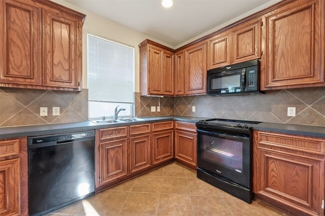 Building Photo - 16526 Pentonshire Ln