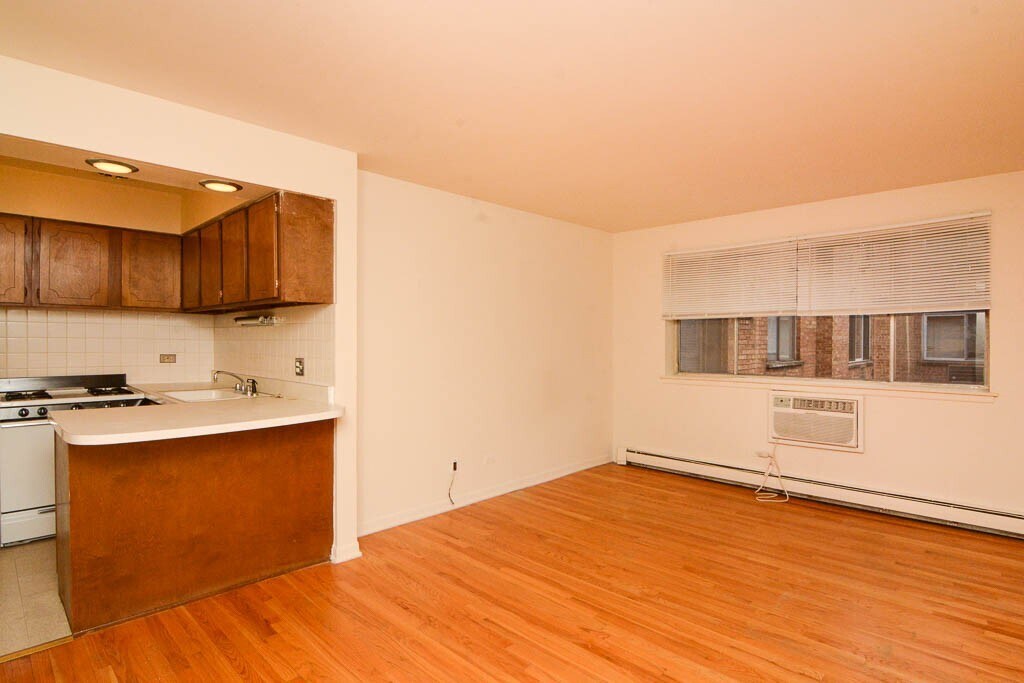 Building Photo - 533 W Aldine Ave