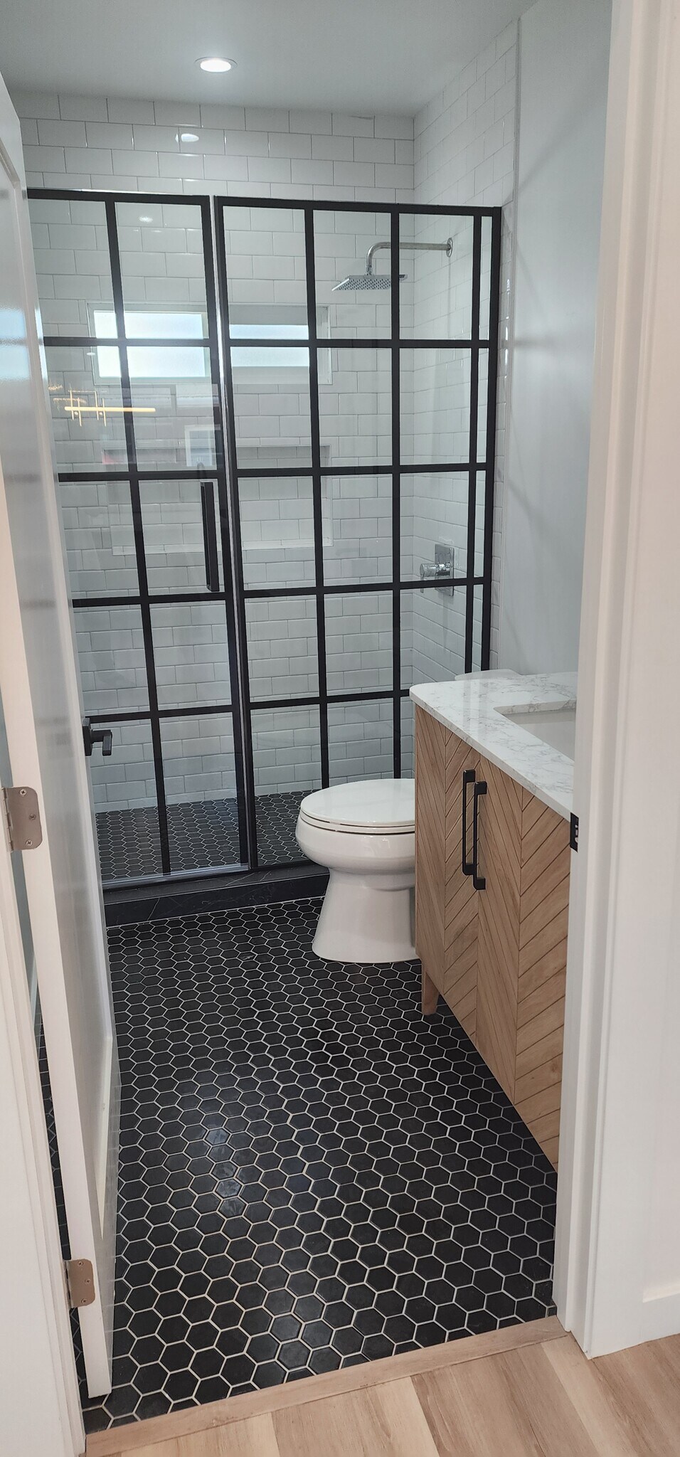 Building Photo - 950 N Kingsley Dr