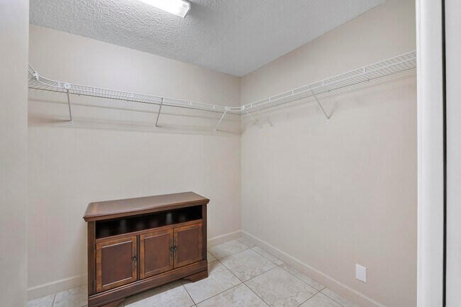 Building Photo - 3900 Oaks Clubhouse Dr