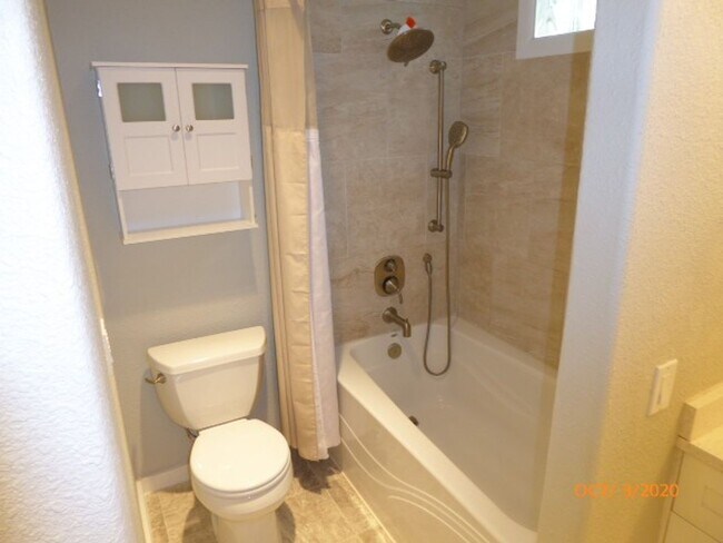 Building Photo - Beautiful 2 Story 3 Bed 2.5 Bath