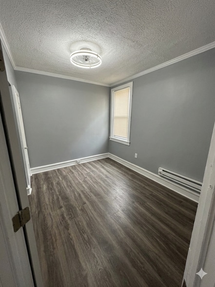 Middle room (smallest) - 4744 Sheffield Ave