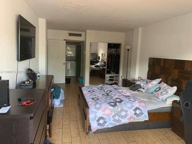 Building Photo - 1650 NE 115th St