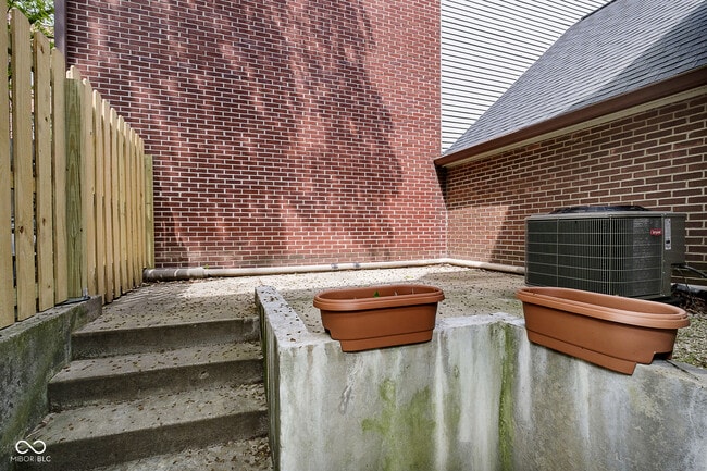 Building Photo - 592 E Vermont St