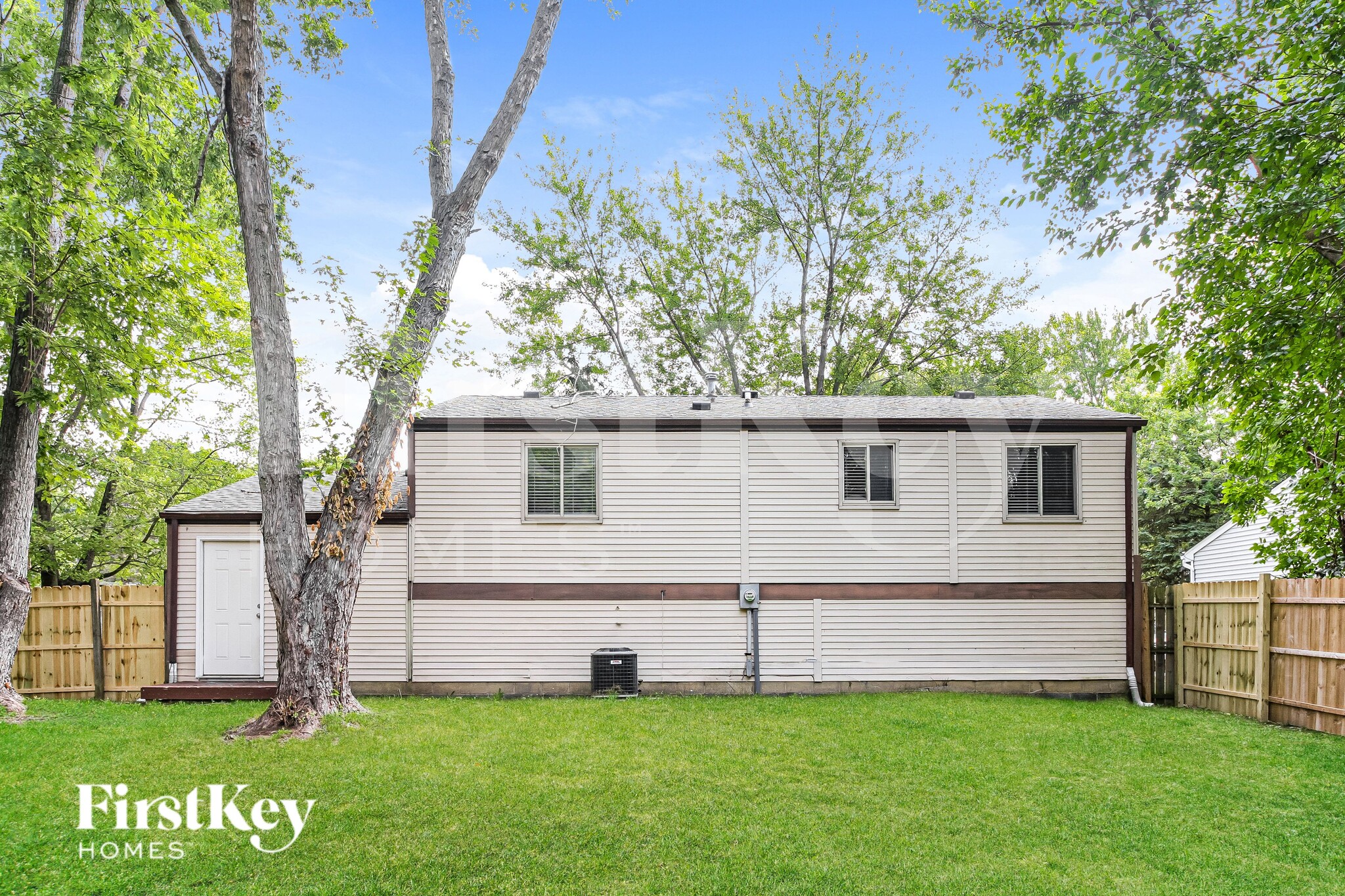 Building Photo - 910 Woodlark Dr