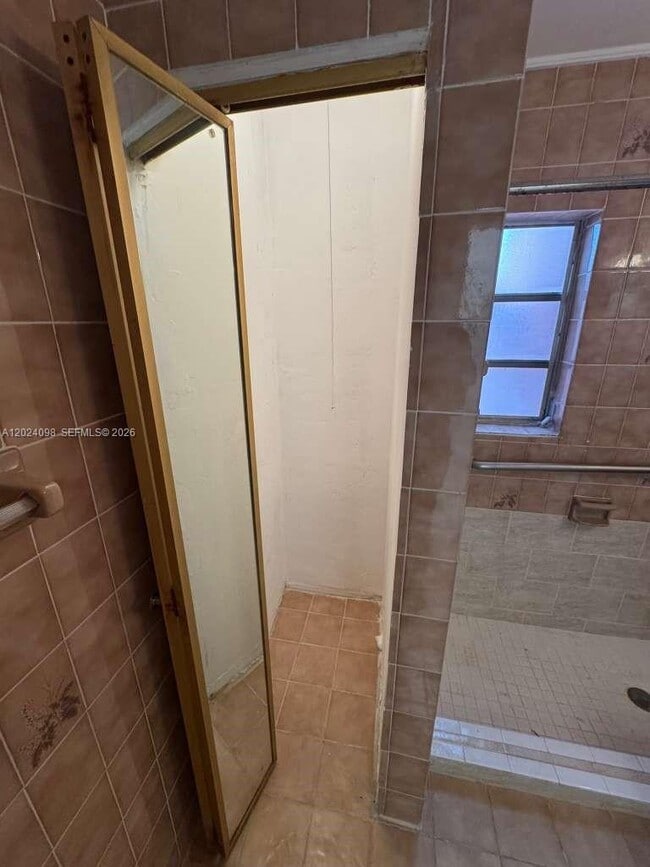 Building Photo - 300 E 37th St