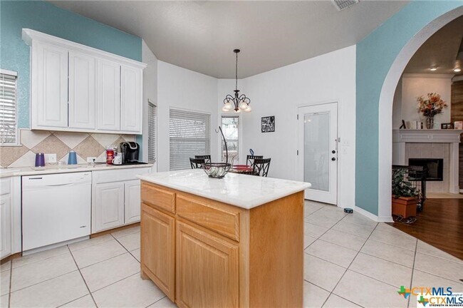 Building Photo - 1415 Loving Trl