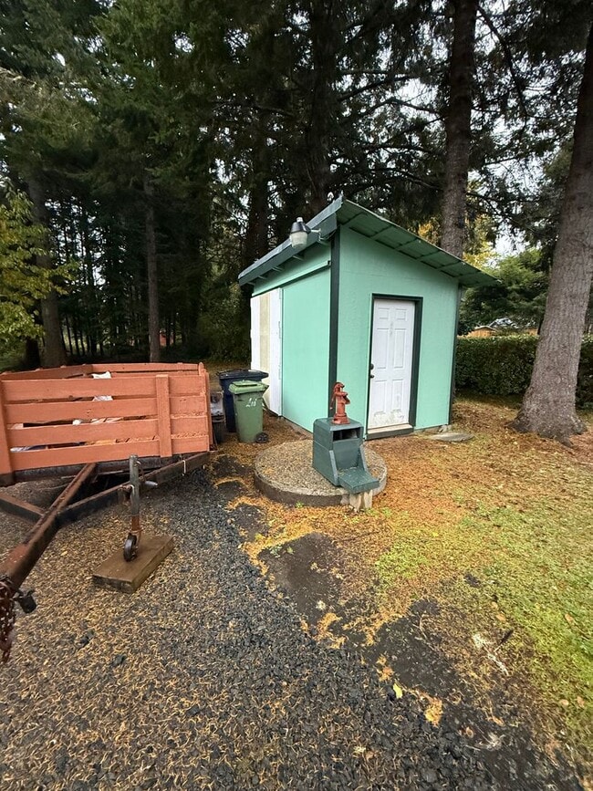 Building Photo - Newly Updated! 3 Bed/2 Bath House on a Lar...