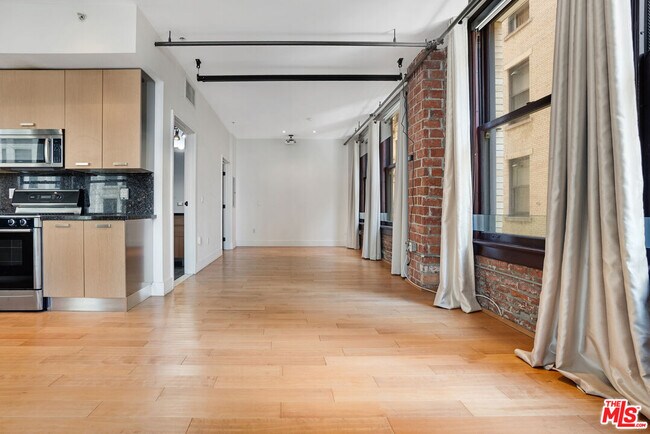 Building Photo - 460 S Spring St