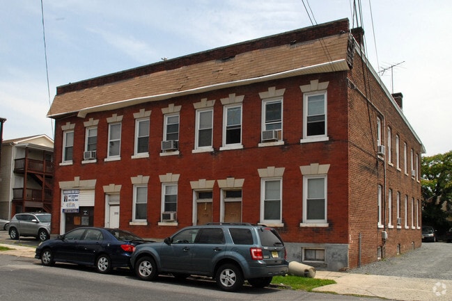 Primary Photo - 374-380 Oak St