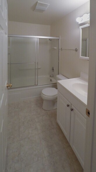 Building Photo - 12400 SW Gingham Ln