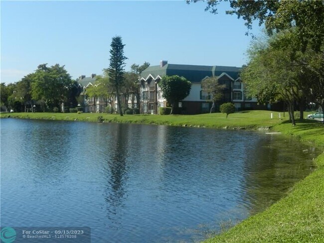 Building Photo - 3730 Inverrary Dr