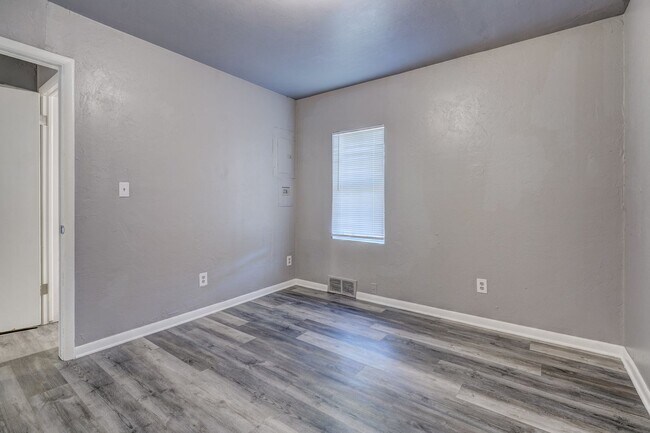 Building Photo - Stunning 3-Bedroom Property / With Shelter