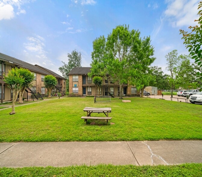 Building Photo - Cedar Wood