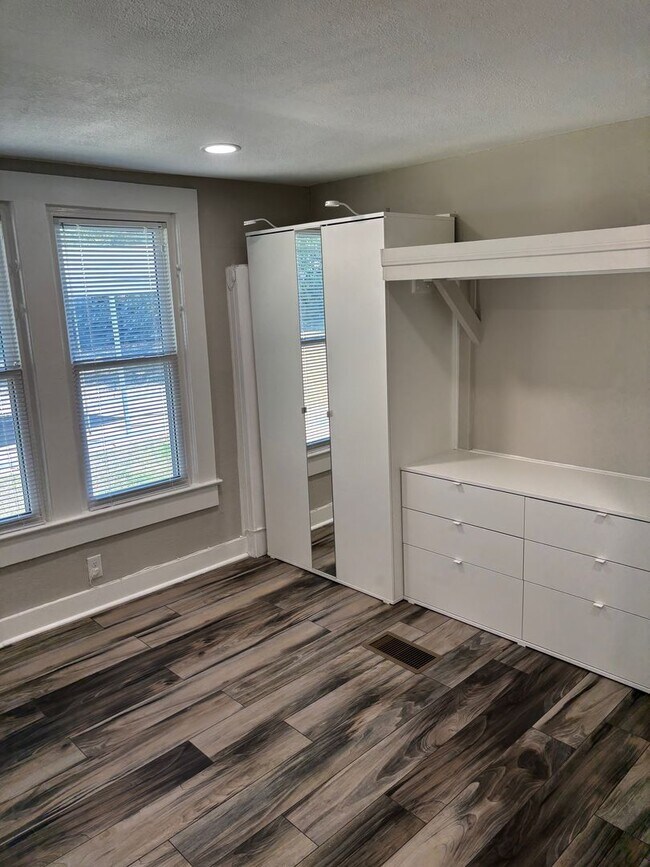 Building Photo - 3 Bedroom 1 Bathroom Downtown Georgetown Home