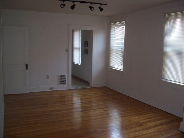 Building Photo - Fantastic and Bright Second Floor Duplex!