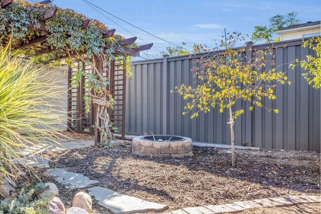 Building Photo - Stunning Single Family Home In Excellent L...