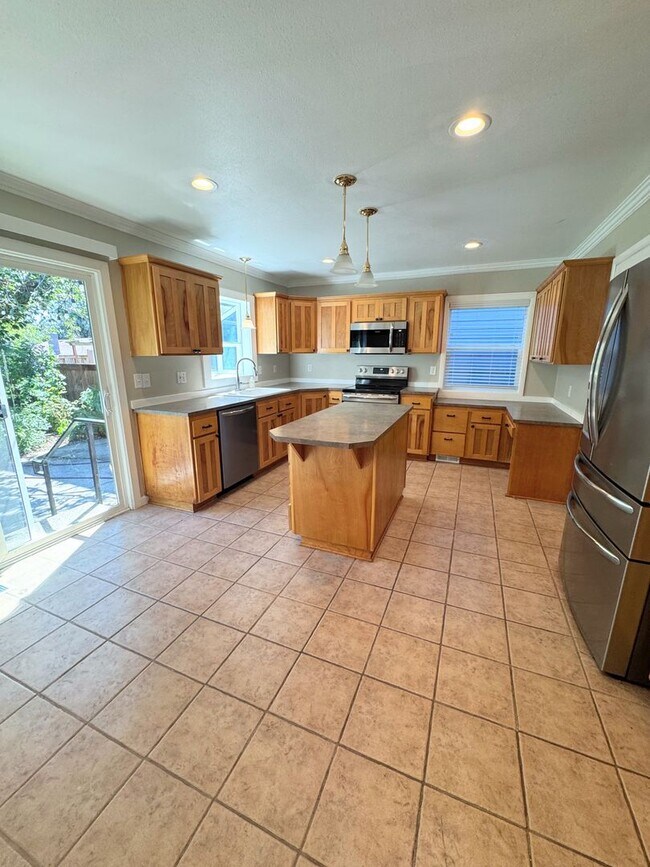 Building Photo - Gardener's Delight 4 Bed, 2.5 Bath House w...