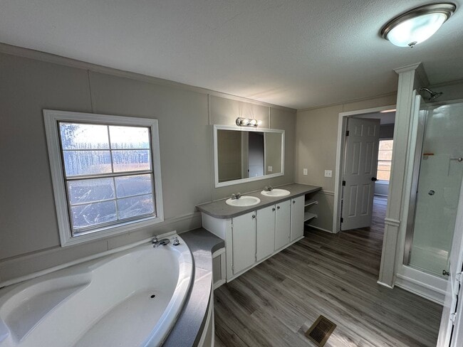 Building Photo - 3 Bed/ 2 Bath Home Off of White Drive