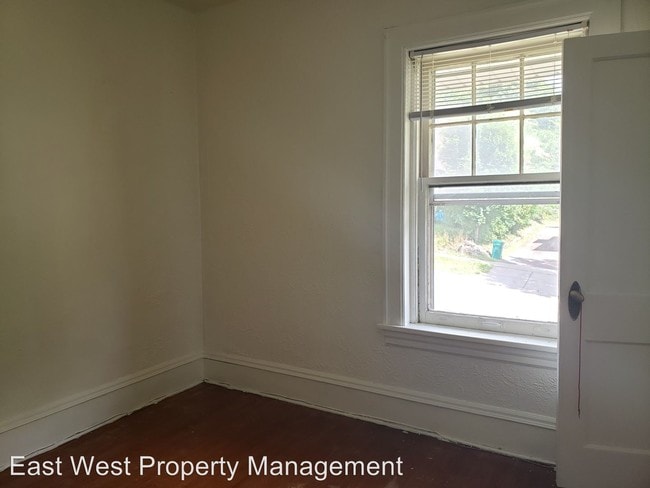 Building Photo - 1529 E 2nd St