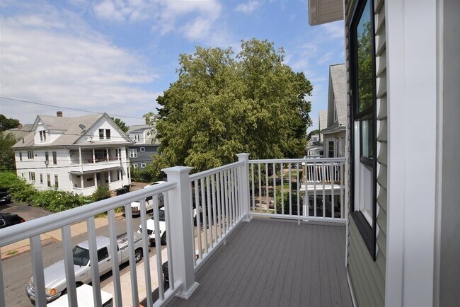 Building Photo - 147 Spruce St