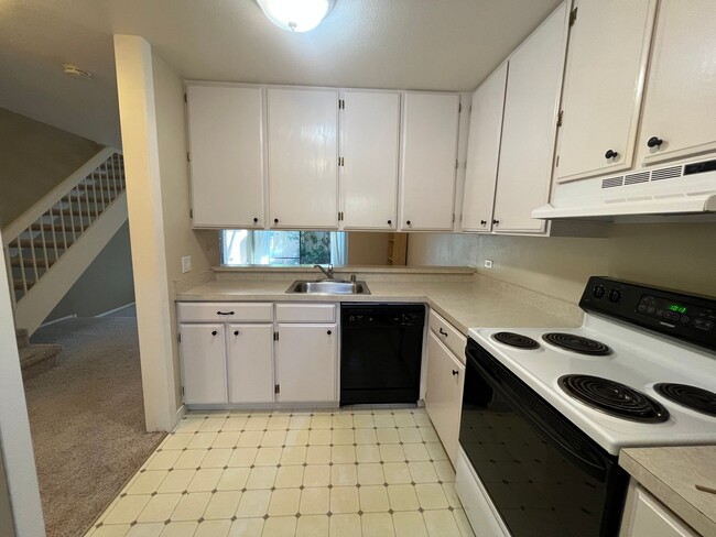 Building Photo - Spacious 2 bed 2 bath condo available in t...