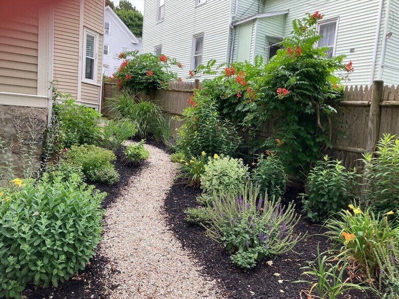 Building Photo - 35 Amherst St