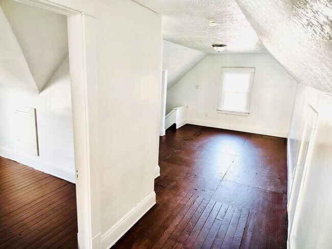 Building Photo - Spacious 2Bed, 1 Bath Home in Cleveland Ohio!