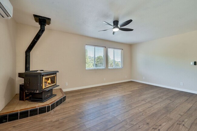 Building Photo - Updated 2 Bedroom Home on 20 Acres in Shin...