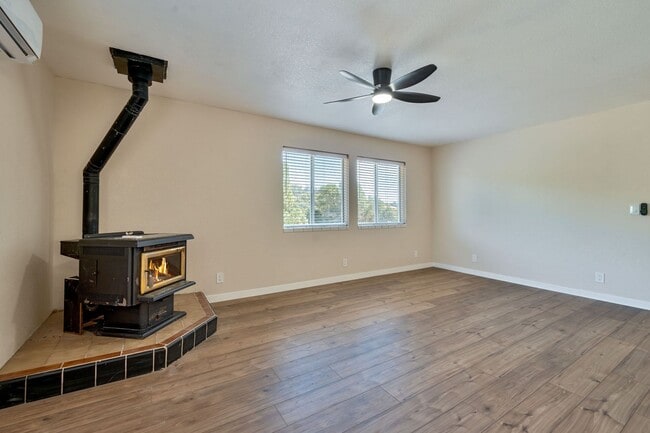 Building Photo - Utilities Included! Updated 2 Bedroom Home...