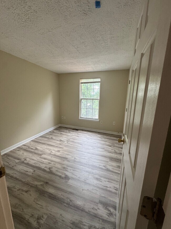 Building Photo - 8918 Pembrook Woods