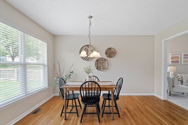 Building Photo - {13862} Spacious townhome in Prime Location + Maintenance Provided Community + Neighborhood Pool ...