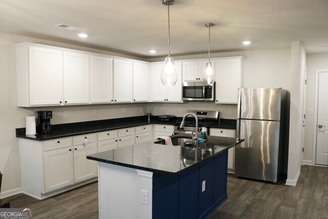 Building Photo - 204 River Meadow Dr