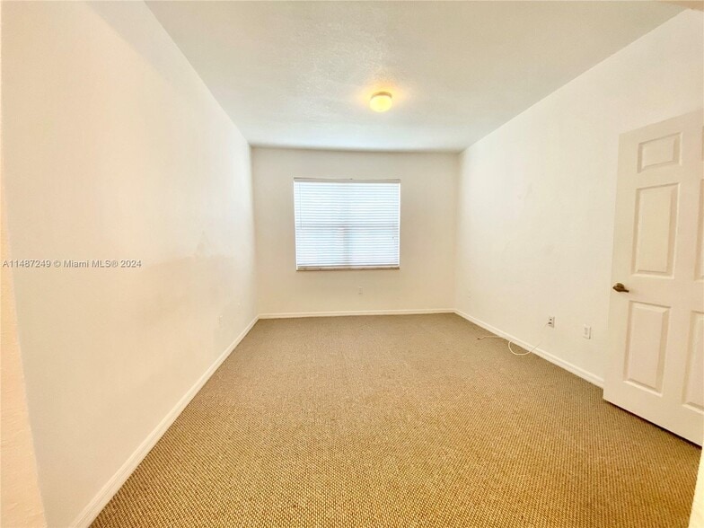 Building Photo - 10885 NW 89th Ter