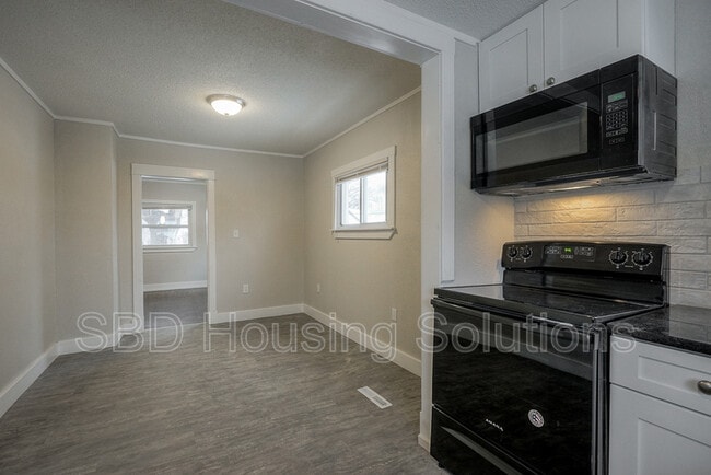Building Photo - 1211 S Maywood Ave