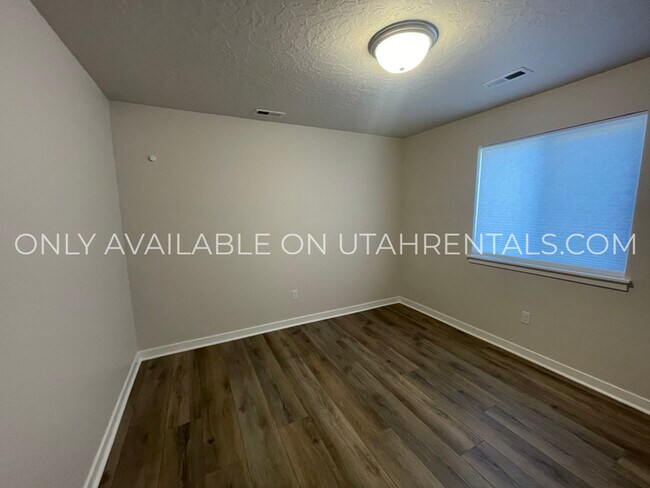 Building Photo - 802 E 1400 S