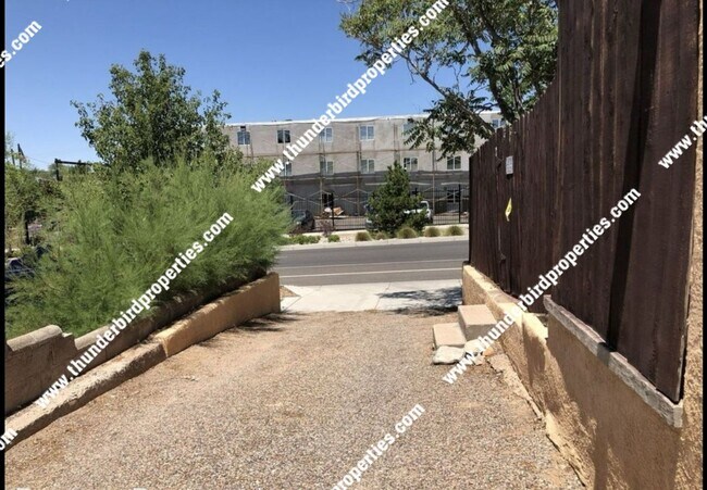 Building Photo - 1 Bedroom, 1 Bathroom near CNM Area Availa...