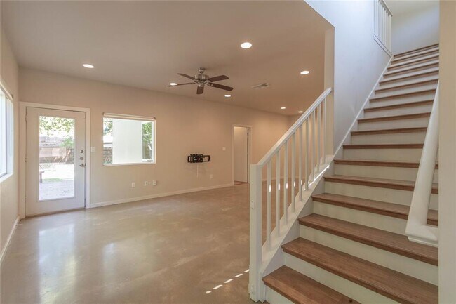 Building Photo - 1702 Forest Hill Dr