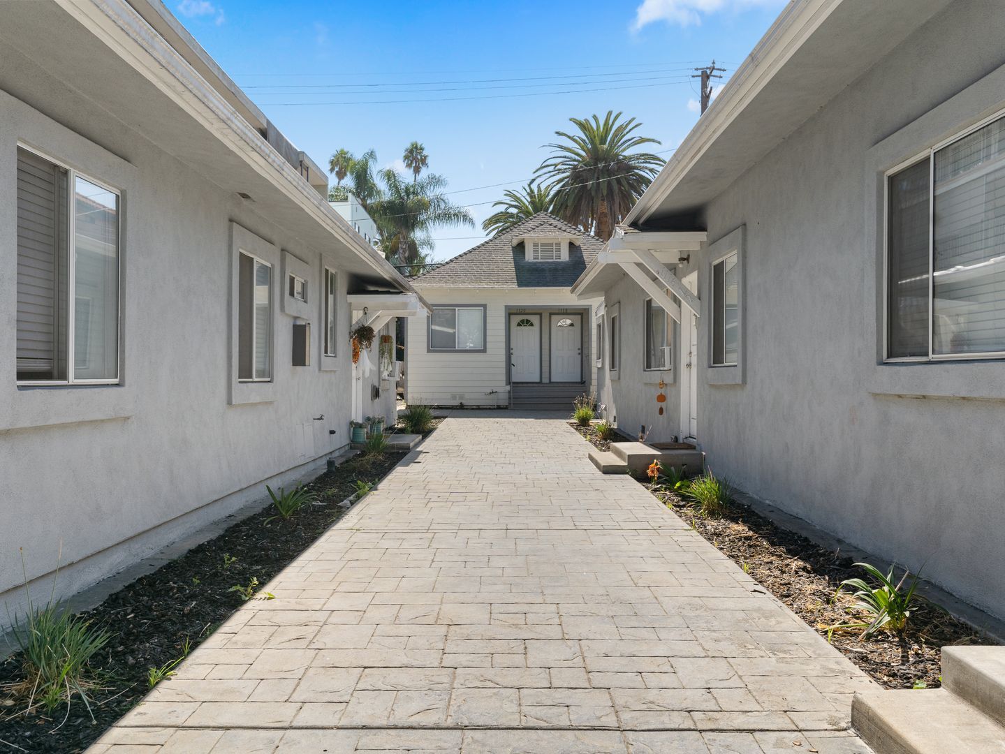 Building Photo - 1116 E 1st St