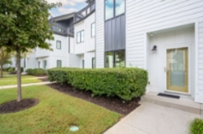 Building Photo - Location, Location , Location with this Be...