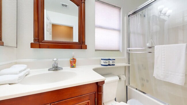 Building Photo - 853 N Blackstone Ct