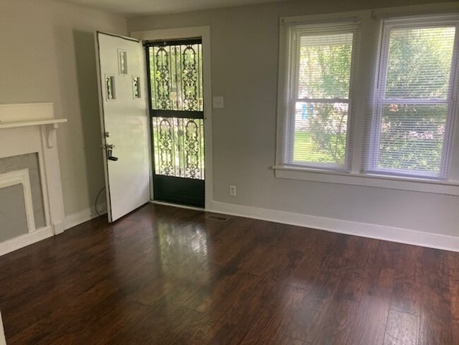 Building Photo - Murfreesboro 1250 SF, 3BR/1.5BA near downtown Murfreesboro