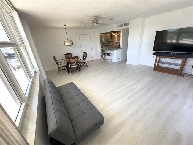 Building Photo - 1 Las Olas Cir