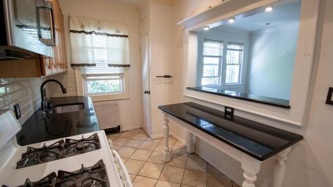 Building Photo - 840 W Seaman Ave