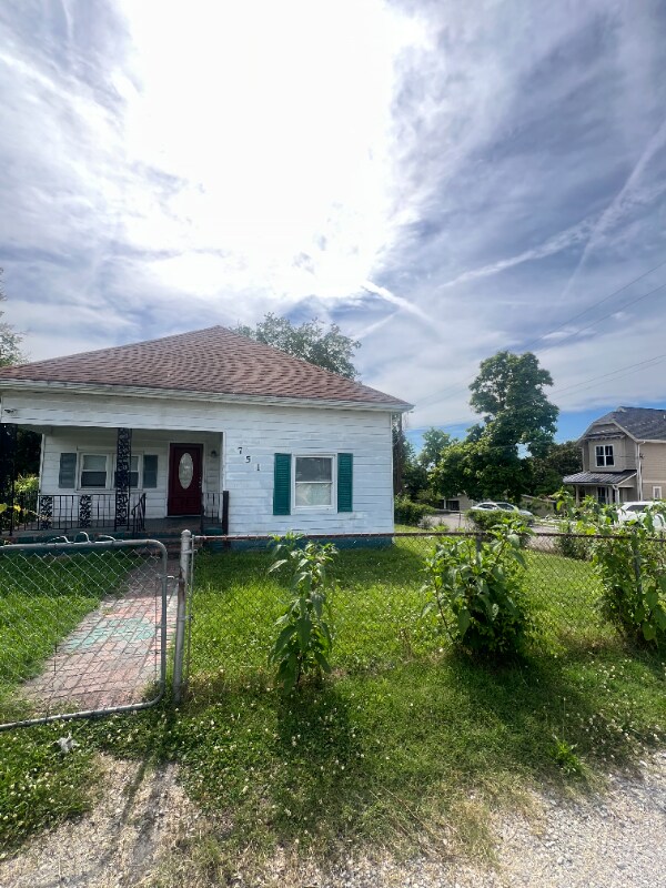 Building Photo - 751 22nd Ave N