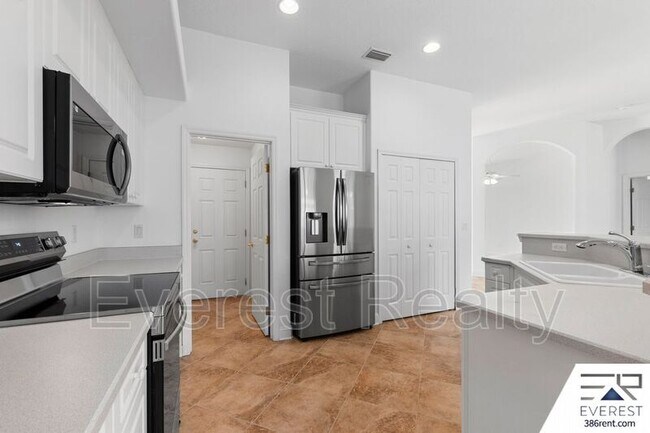 Building Photo - 13 Sleigh Bell Pl