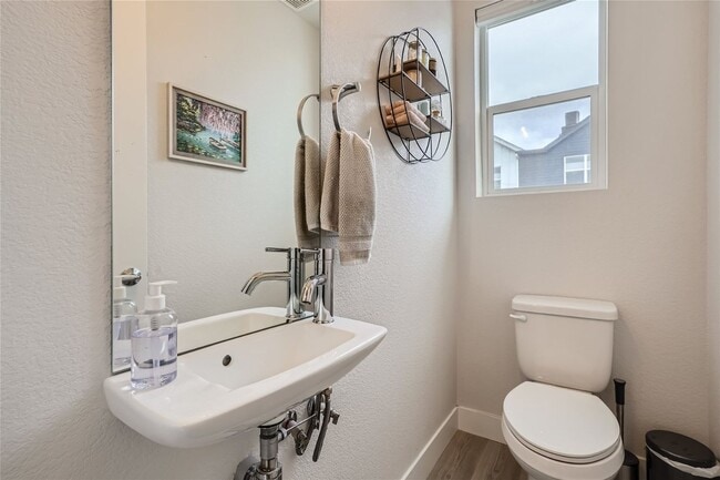 Building Photo - New Townhome with Private Patio