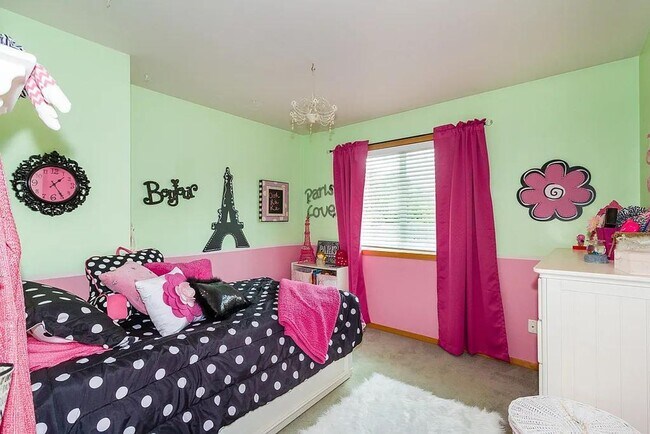 Building Photo - Spacious 5-Bedroom Home with Fenced Yard a...
